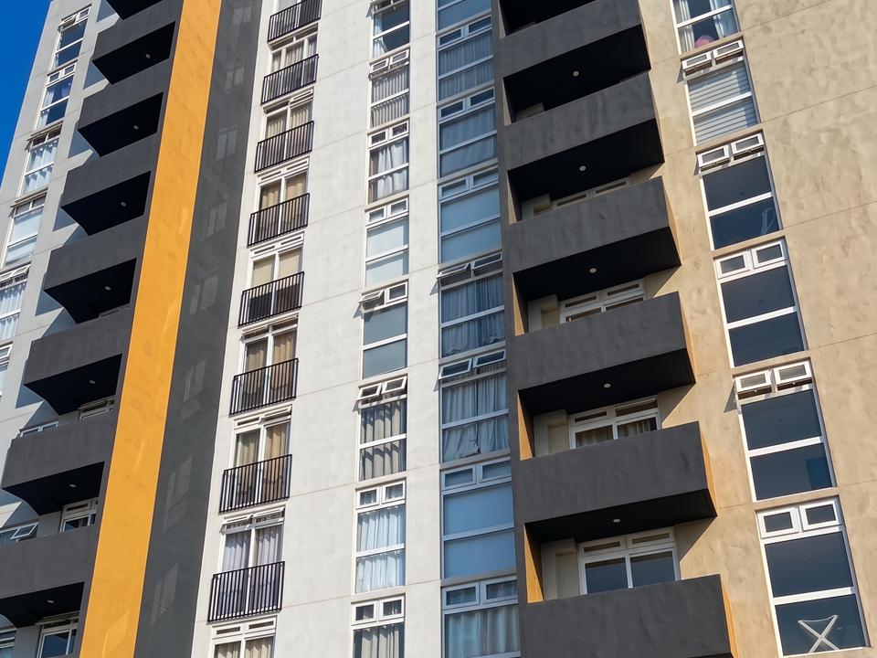 Fachada con balcones del edificio de apartamentos